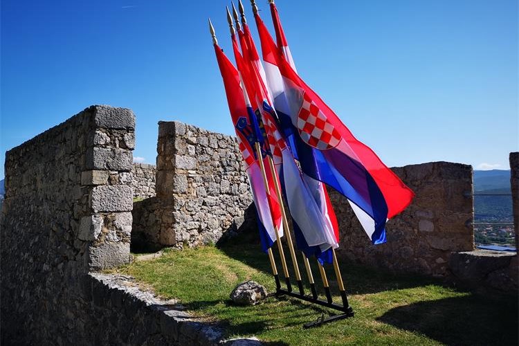 Slika /FOTOGRAFIJE/2019/Kolovoz/Oluja/Oluja zastave Knin 1.jpg